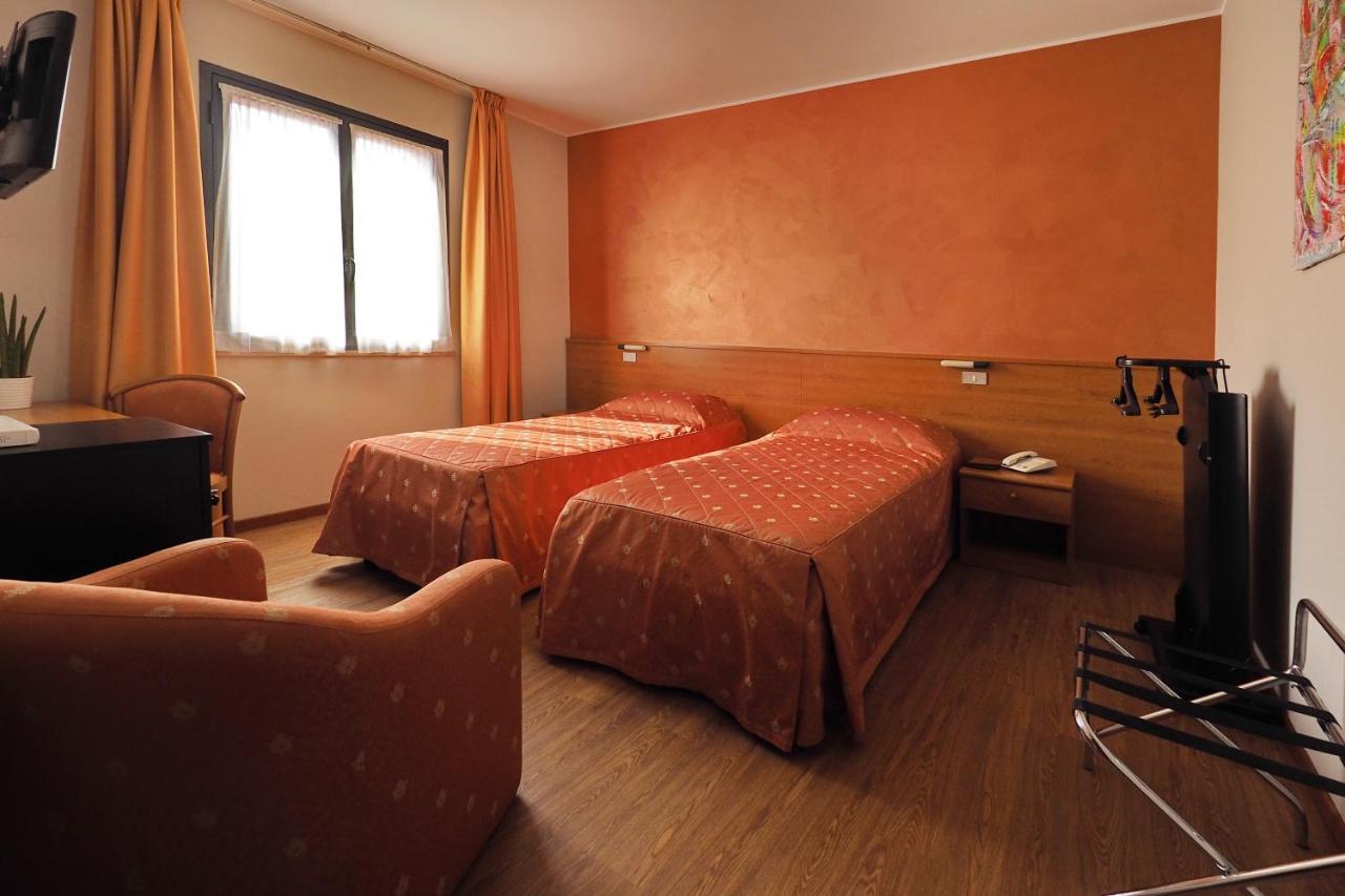 Hotel Versailles Colorno Exterior foto